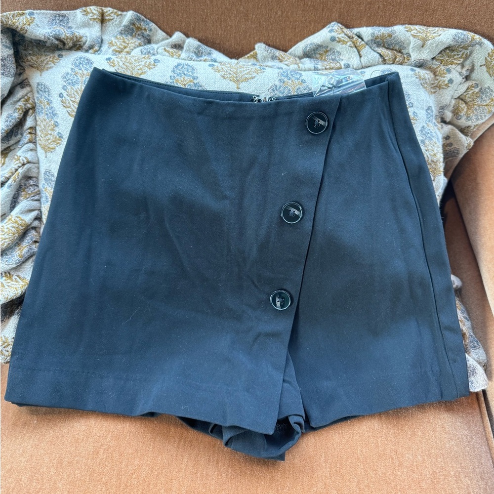 WE WORE WHAT Black Mini Skirt (with shorts in back)